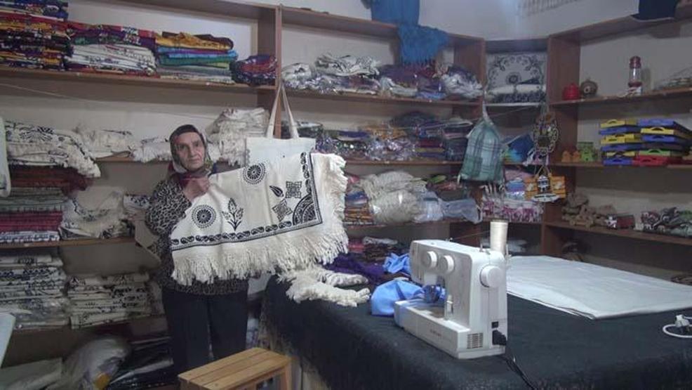 Hobisini mesleğe dönüştürdü: İlmek ilmek desenler işlediği kumaşlar büyük ilgi görüyor
