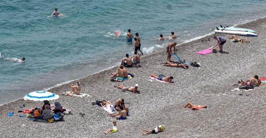 Antalya sahilleri doldu taştı