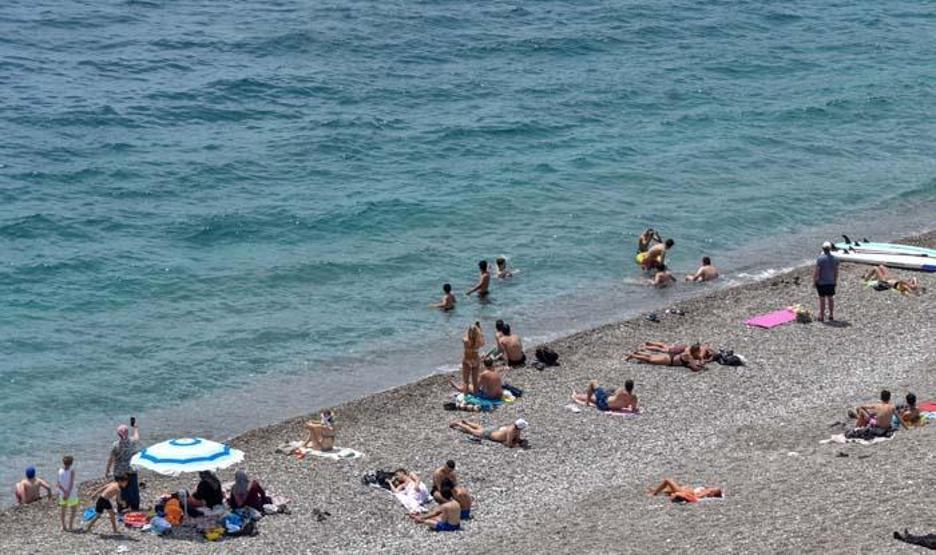 Antalya sahilleri doldu taştı