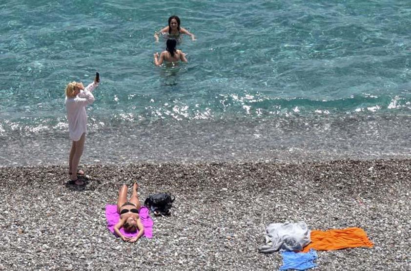 Antalya sahilleri doldu taştı