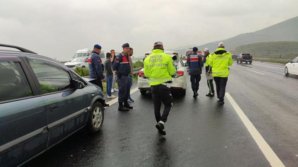 Kazayı görüp yavaşladı, arkadan gelen otomobil çarptı: 3 yaralı