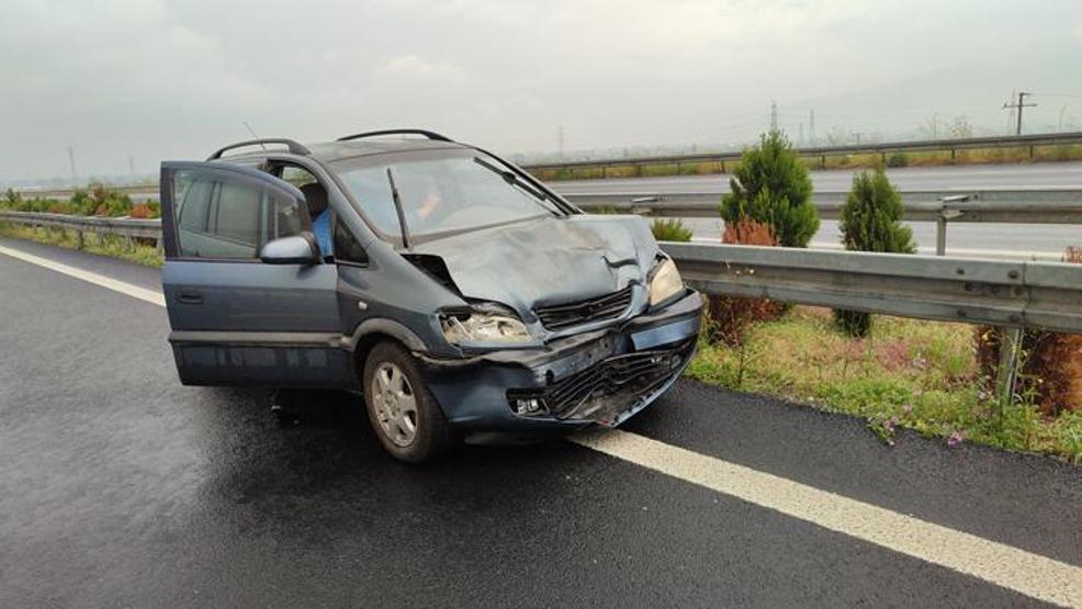 Kazayı görüp yavaşladı, arkadan gelen otomobil çarptı: 3 yaralı