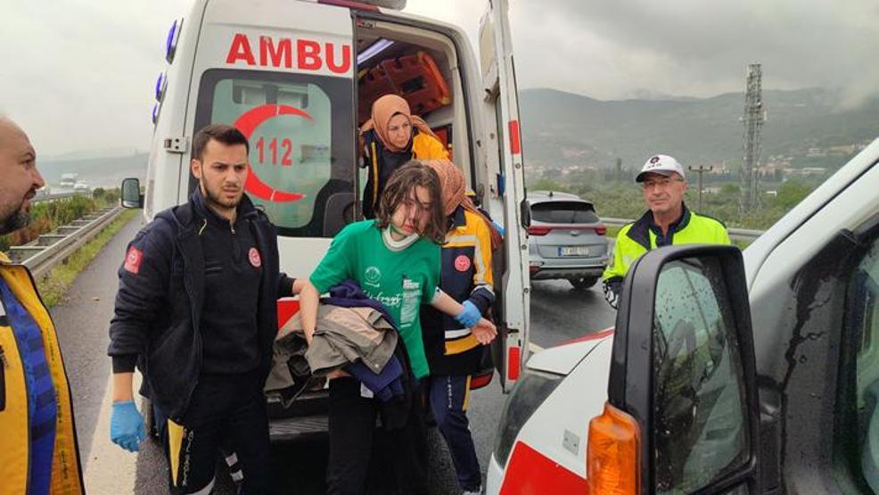 Kazayı görüp yavaşladı, arkadan gelen otomobil çarptı: 3 yaralı