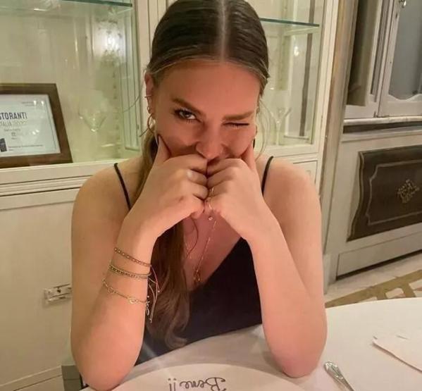 Aslı Enverden mutluluk pozları