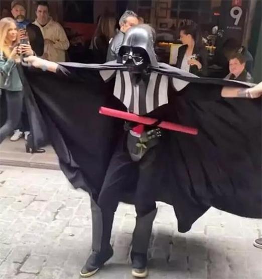 Birce Akalay, Darth Vader kostümüyle arkadaşına sürpriz yaptı