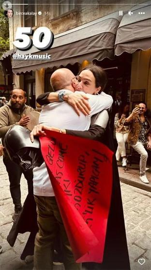 Birce Akalay, Darth Vader kostümüyle arkadaşına sürpriz yaptı