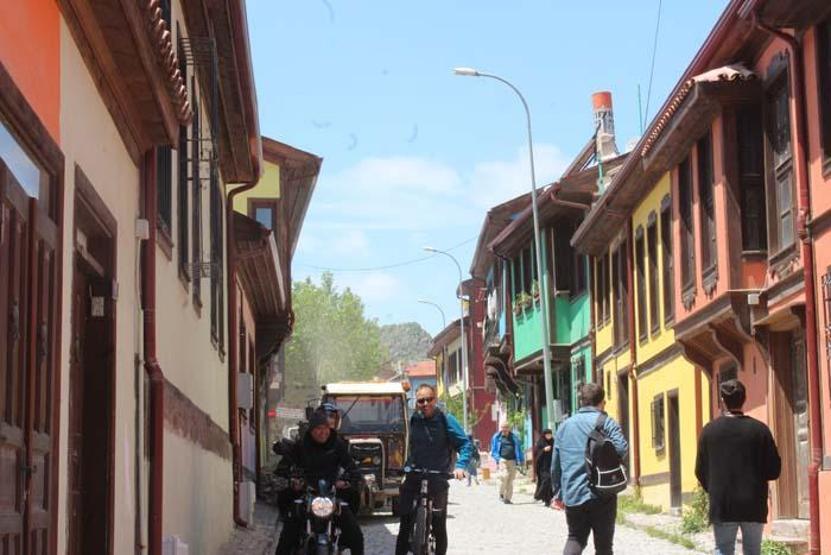 100 yıllık tarihe sahip rengarenk konakların olduğu sokakları gezenler geçmişe gidiyor