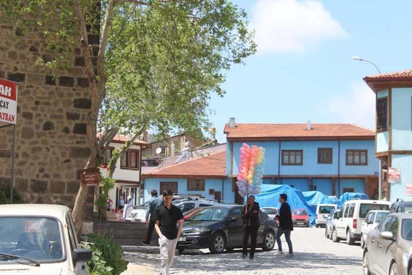 100 yıllık tarihe sahip rengarenk konakların olduğu sokakları gezenler geçmişe gidiyor