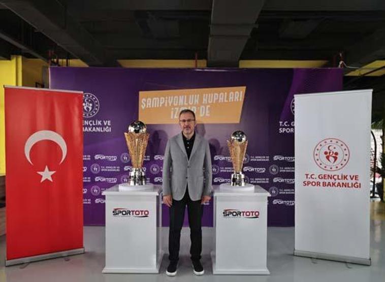 Bakan Kasapoğlu, şampiyonluk kupalarını İzmirde tanıttı