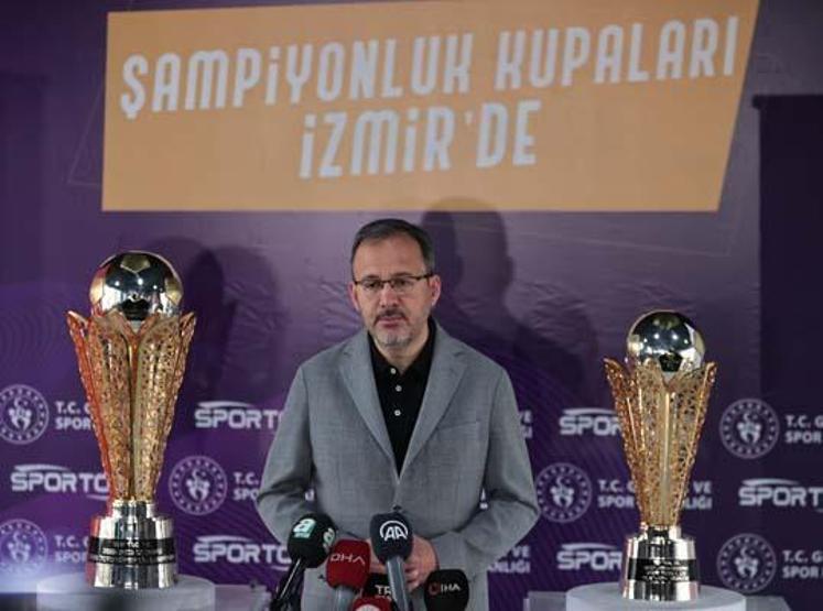 Bakan Kasapoğlu, şampiyonluk kupalarını İzmirde tanıttı
