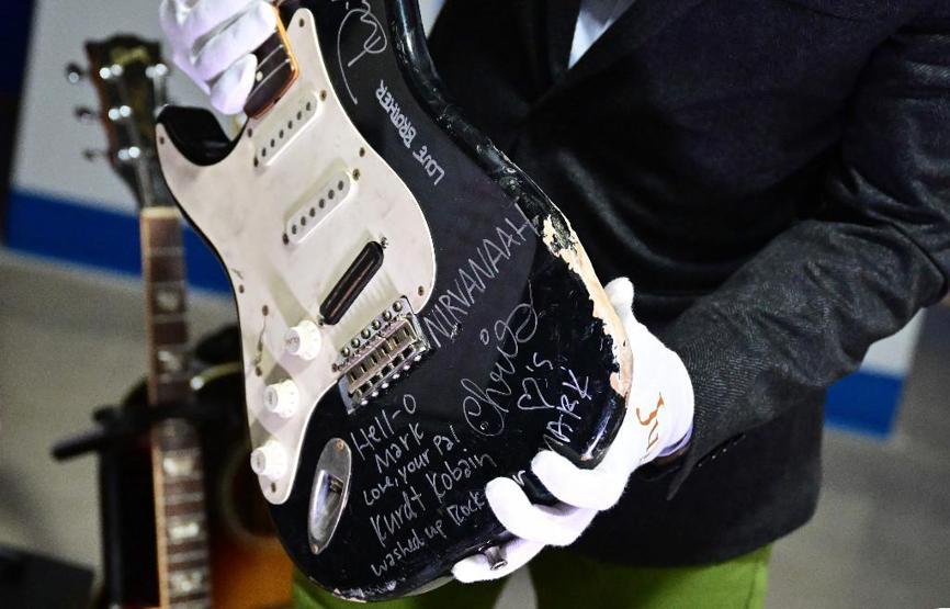 Kurt Cobainin sahnede parçaladığı gitar, rekor fiyata alıcı buldu