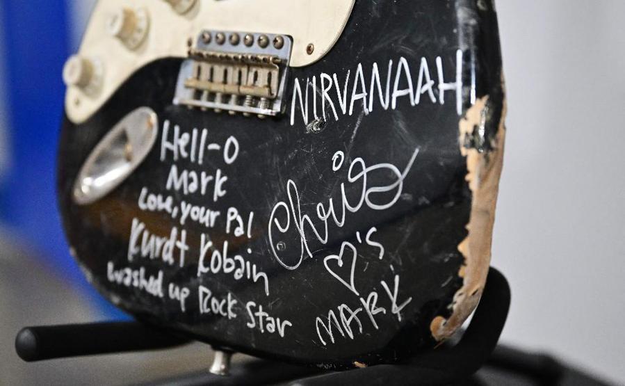 Kurt Cobainin sahnede parçaladığı gitar, rekor fiyata alıcı buldu