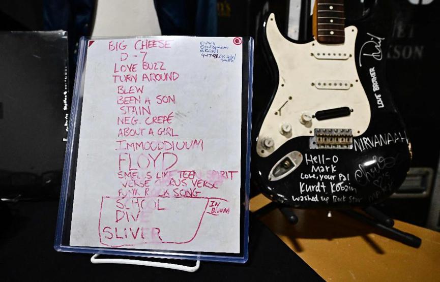 Kurt Cobainin sahnede parçaladığı gitar, rekor fiyata alıcı buldu