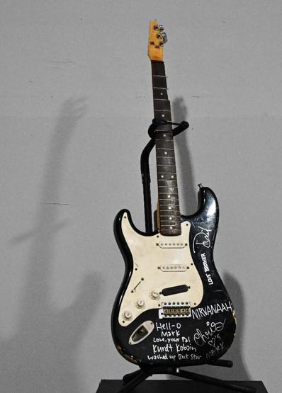 Kurt Cobainin sahnede parçaladığı gitar, rekor fiyata alıcı buldu