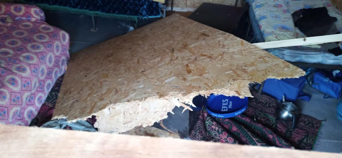 Aç kalan ayılar yayla evlerini talan etti