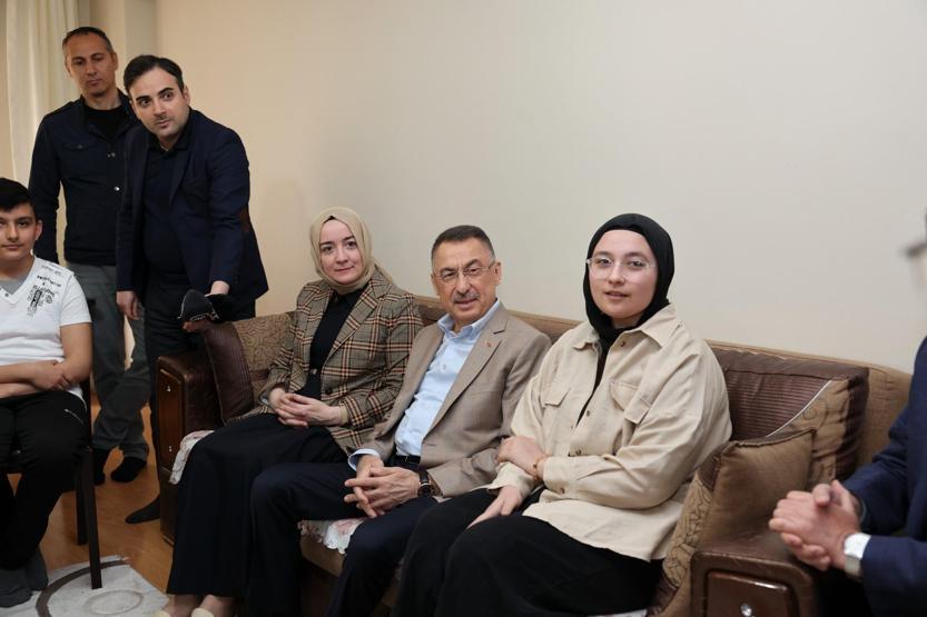 Fuat Oktay, 248inci saatte enkazdan kurtarılan Aleynayı ziyaret etti