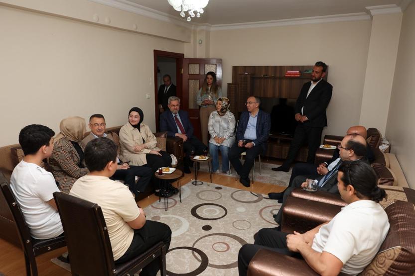Fuat Oktay, 248inci saatte enkazdan kurtarılan Aleynayı ziyaret etti