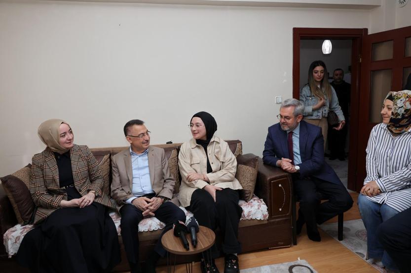 Fuat Oktay, 248inci saatte enkazdan kurtarılan Aleynayı ziyaret etti