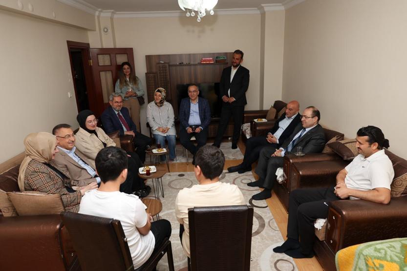 Fuat Oktay, 248inci saatte enkazdan kurtarılan Aleynayı ziyaret etti