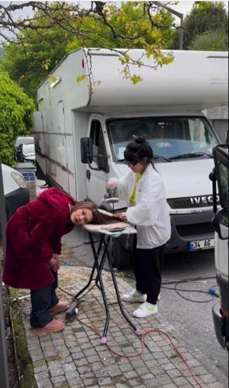 Nurgül Yeşilçay sette saçlarına ütü yaptırdı