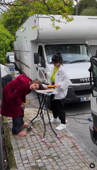 Nurgül Yeşilçay sette saçlarına ütü yaptırdı