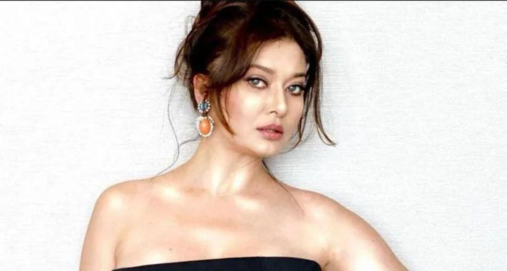 Nurgül Yeşilçay sette saçlarına ütü yaptırdı