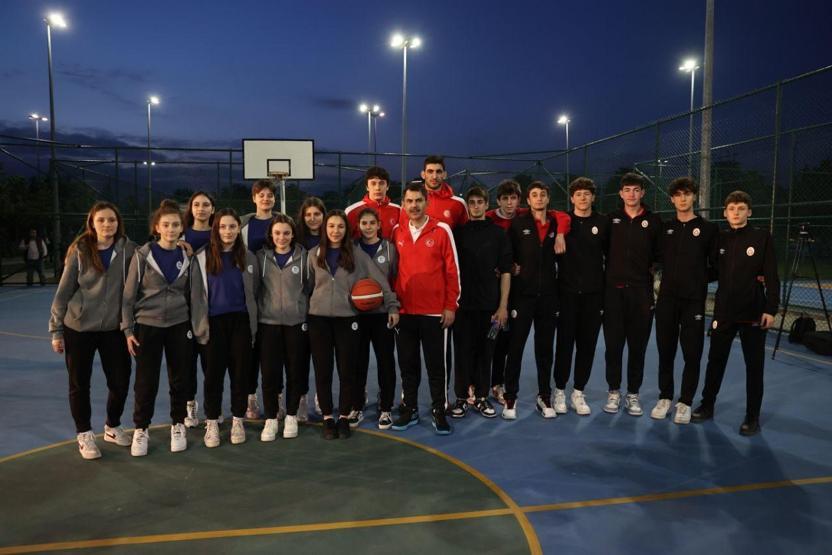 Bakan Kurum gençlerle basketbol oynadı