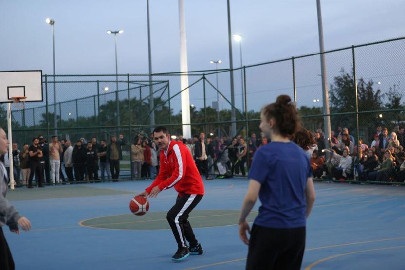 Bakan Kurum gençlerle basketbol oynadı