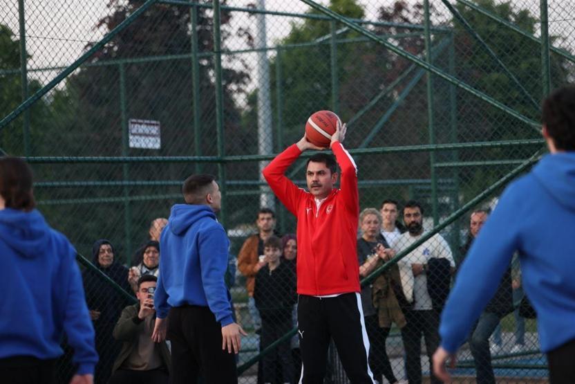Bakan Kurum gençlerle basketbol oynadı