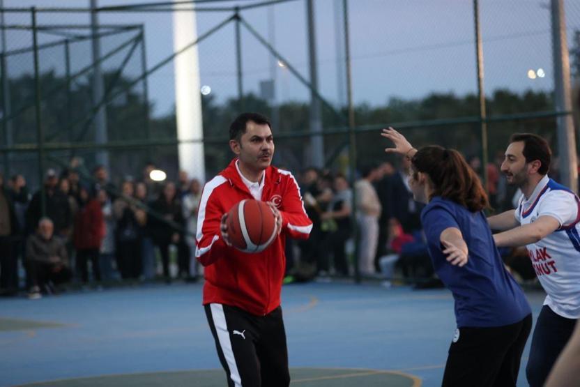 Bakan Kurum gençlerle basketbol oynadı