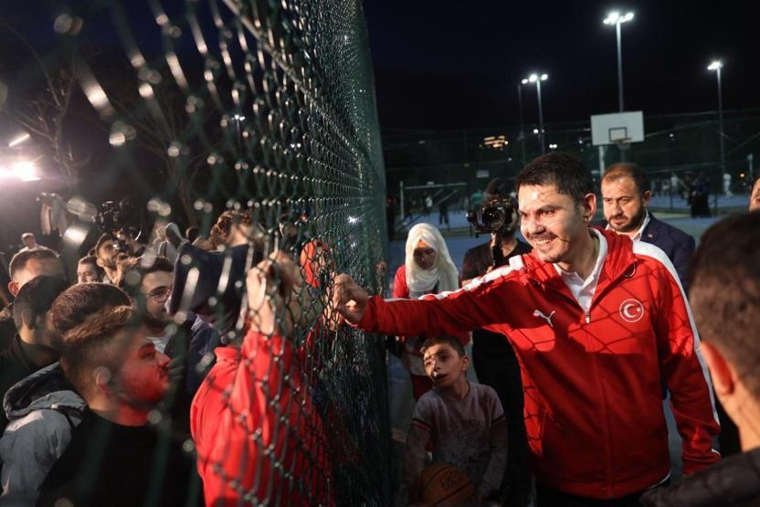 Bakan Kurum gençlerle basketbol oynadı