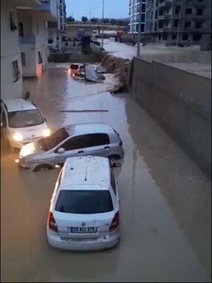 Mersinde yağmur etkili oldu, onlarca araç sular içinde kaldı