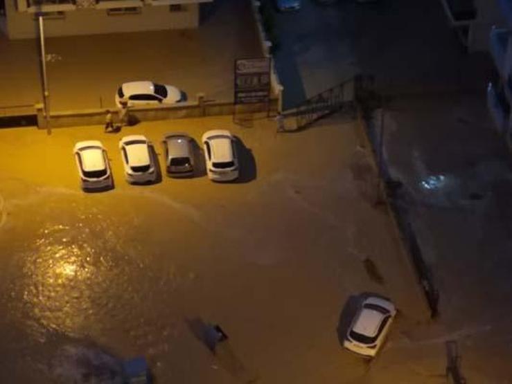 Mersinde yağmur etkili oldu, onlarca araç sular içinde kaldı