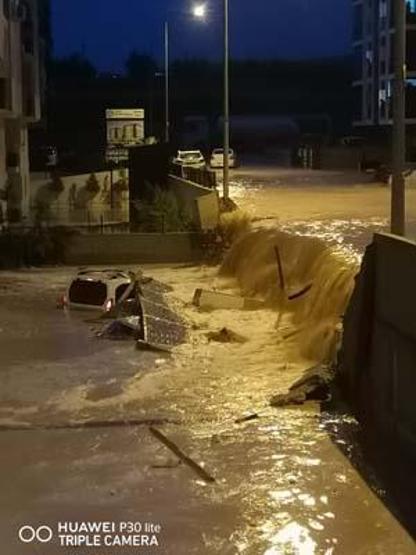 Mersinde yağmur etkili oldu, onlarca araç sular içinde kaldı