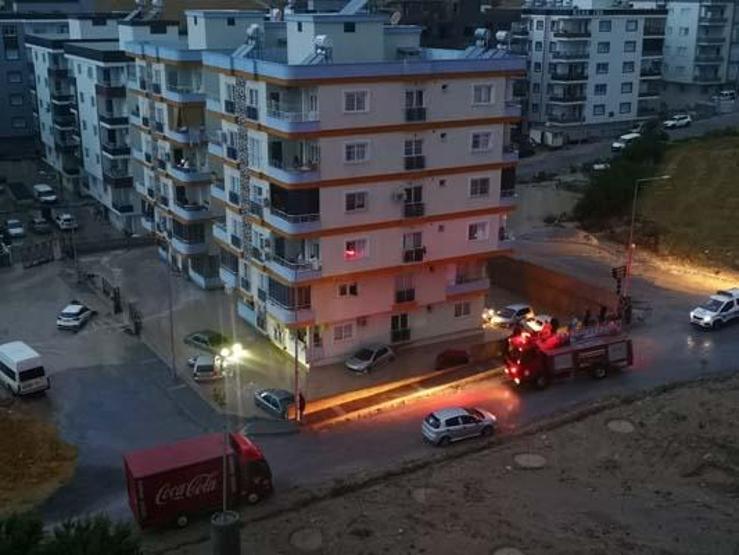Mersinde yağmur etkili oldu, onlarca araç sular içinde kaldı