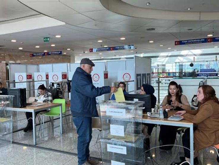 Sandığa koştular: Yurt dışı oylarında yeni rekor kırıldı