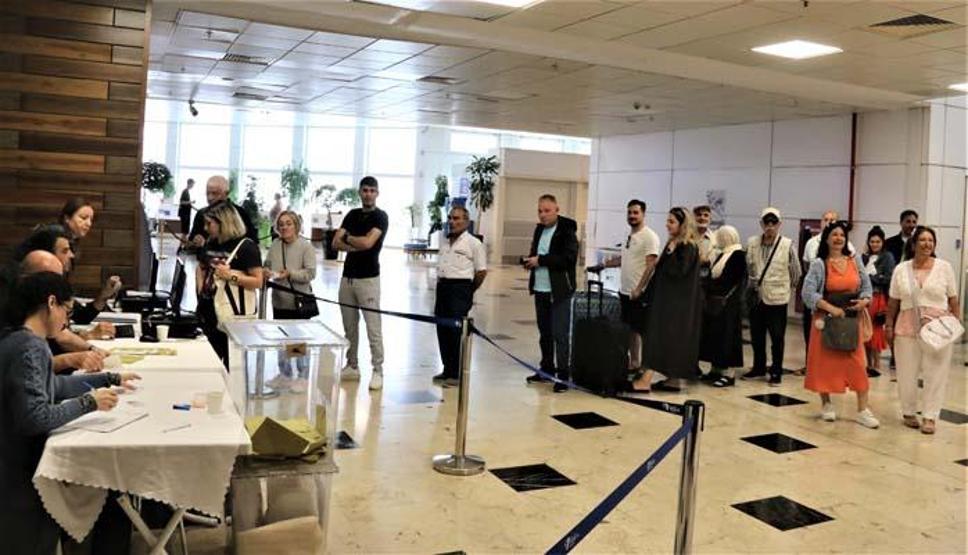 Sandığa koştular: Yurt dışı oylarında yeni rekor kırıldı