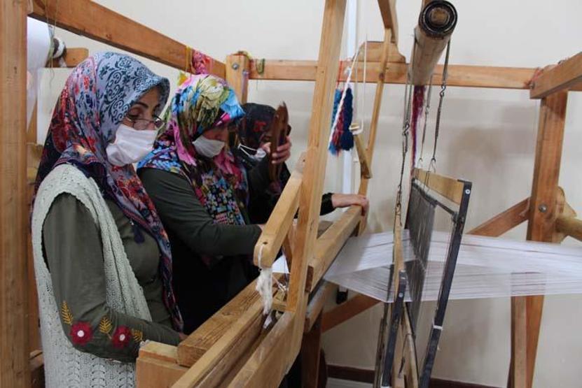 Kadınların dilinden dökülen motifler Anadolu’da bir dokuma kültürü: Karnavas Bezi