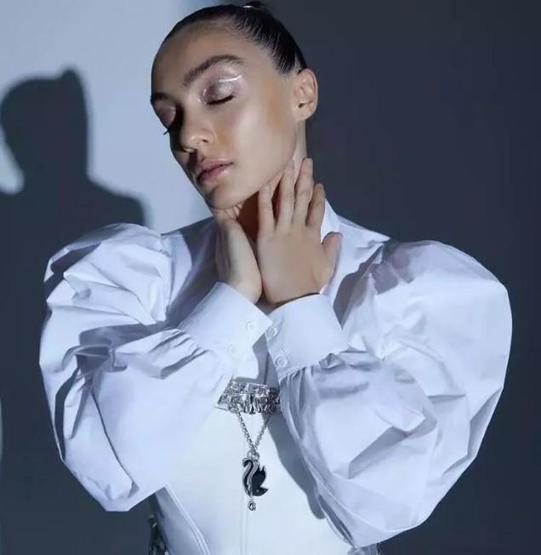 Merve Dizdar uçağa alınmadı, isyan etti