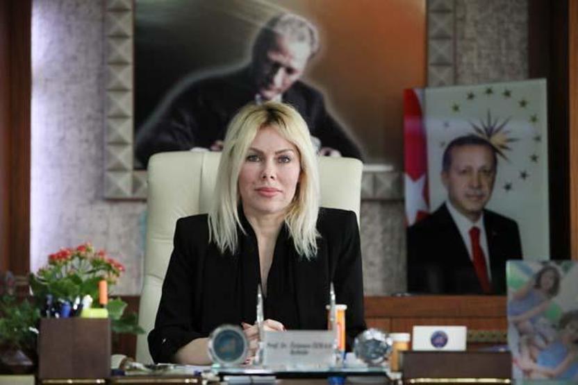 Selfie için kafese giren aileye saldıran aslan, çocuğun saçlı derisini kopardı