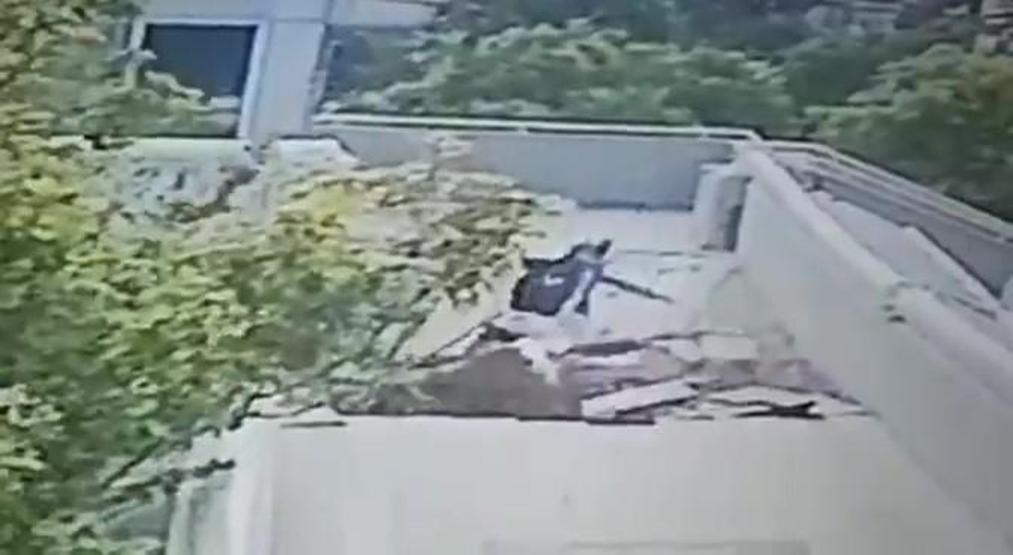 TIR üst geçide çarptı, 11 yaşındaki aşağı düştü