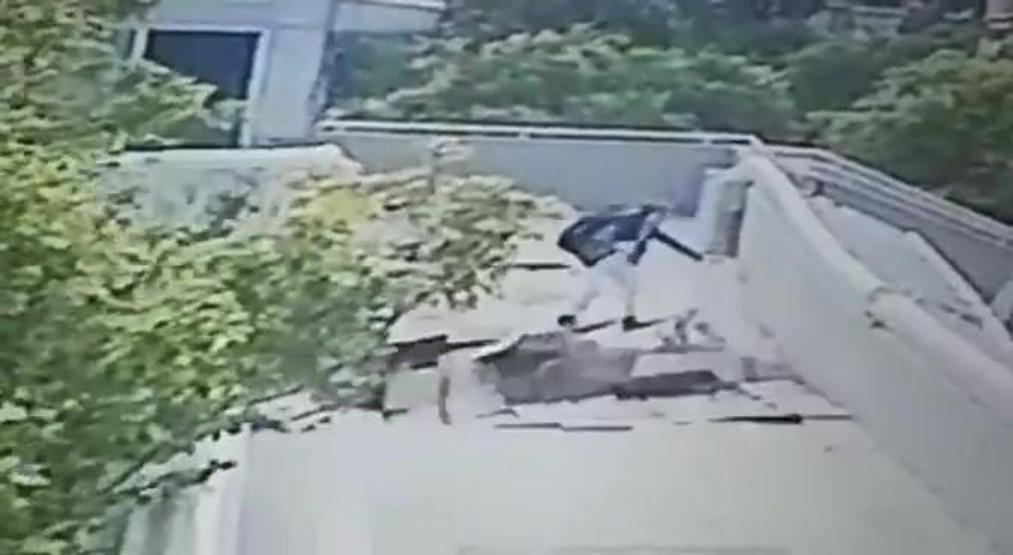 TIR üst geçide çarptı, 11 yaşındaki aşağı düştü