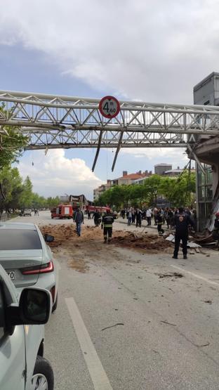 TIR üst geçide çarptı, 11 yaşındaki aşağı düştü