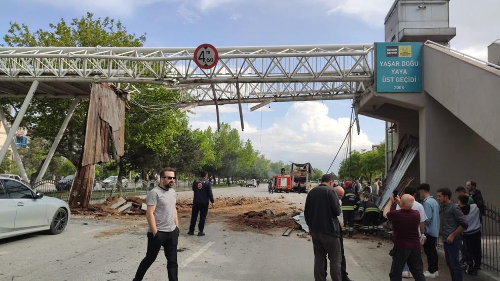 TIR üst geçide çarptı, 11 yaşındaki aşağı düştü