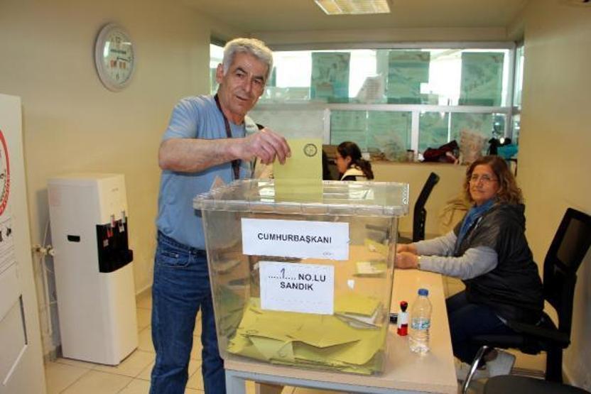 Yurt dışı yine rekor kırdı: Oy verme işlemi tamamlandı