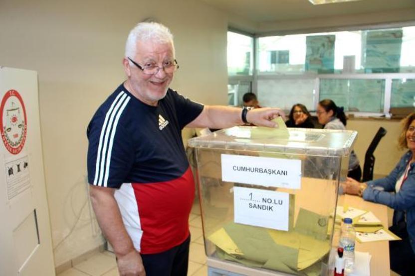 Yurt dışı yine rekor kırdı: Oy verme işlemi tamamlandı