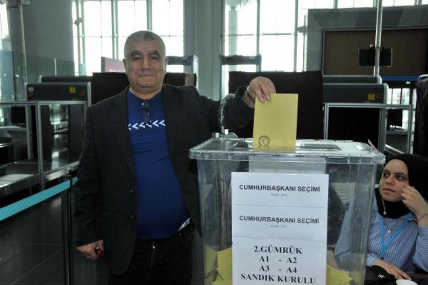 Yurt dışı yine rekor kırdı: Oy verme işlemi tamamlandı