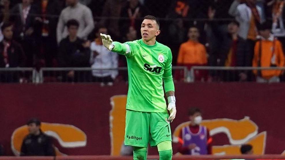 Galatasarayda parfüm krizi Muslera takım arkadaşlarına bağırdı
