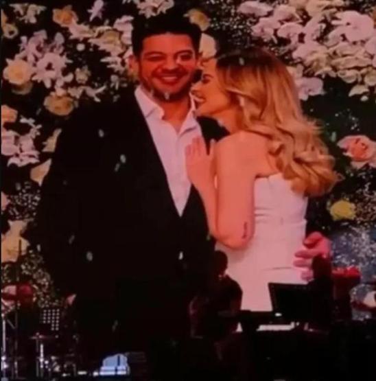 Hadise ve Murdadan poz Akıllara Mehmet Dinçerlerle nişan pozu geldi