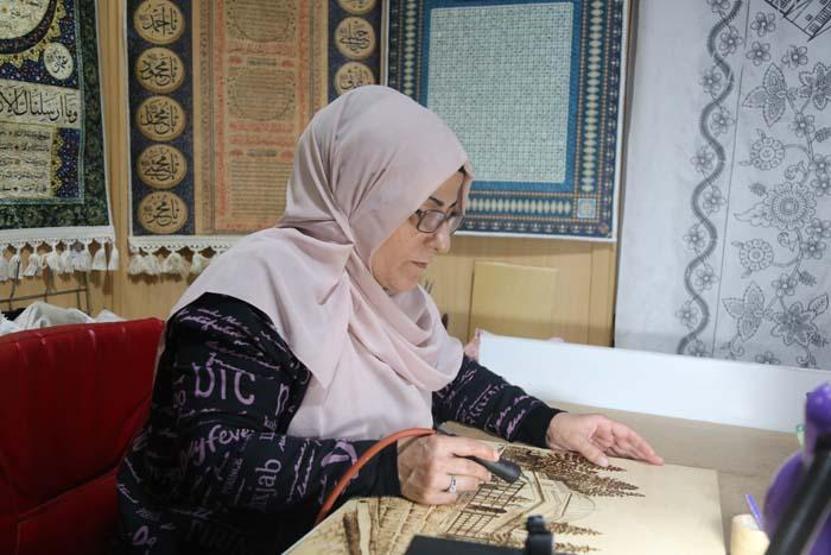 Hobi olarak başladı, ahşap dağlama sanatıyla yaptığı eserler ilgi odağı oldu